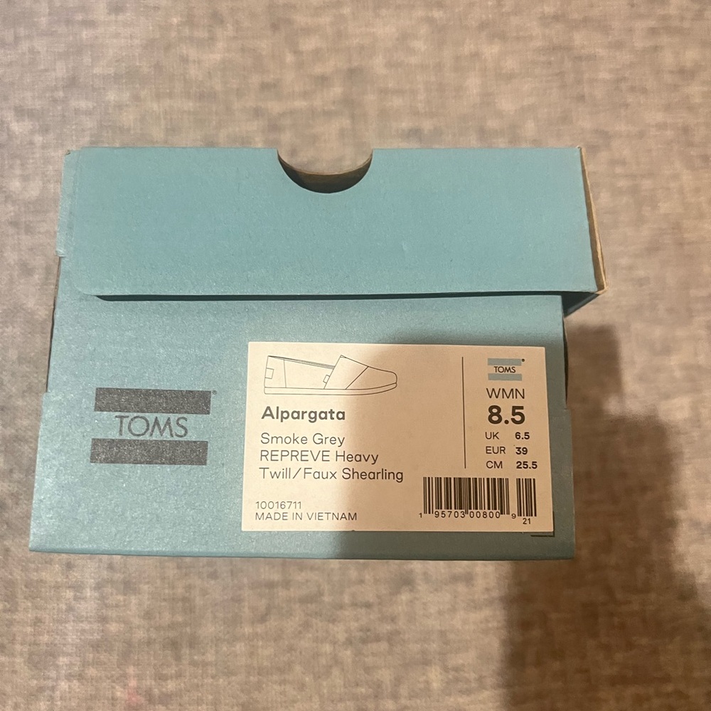 NWT Smoke Grey Toms  Flats with Cream Faux Shearling Lining - Picture 5 of 5